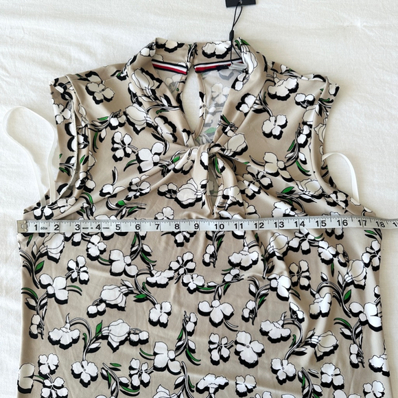 Tommy Hilfiger Sleeveless Blouse Size Small  Beige Gray Floral Twist Front NWT - Picture 7 of 8